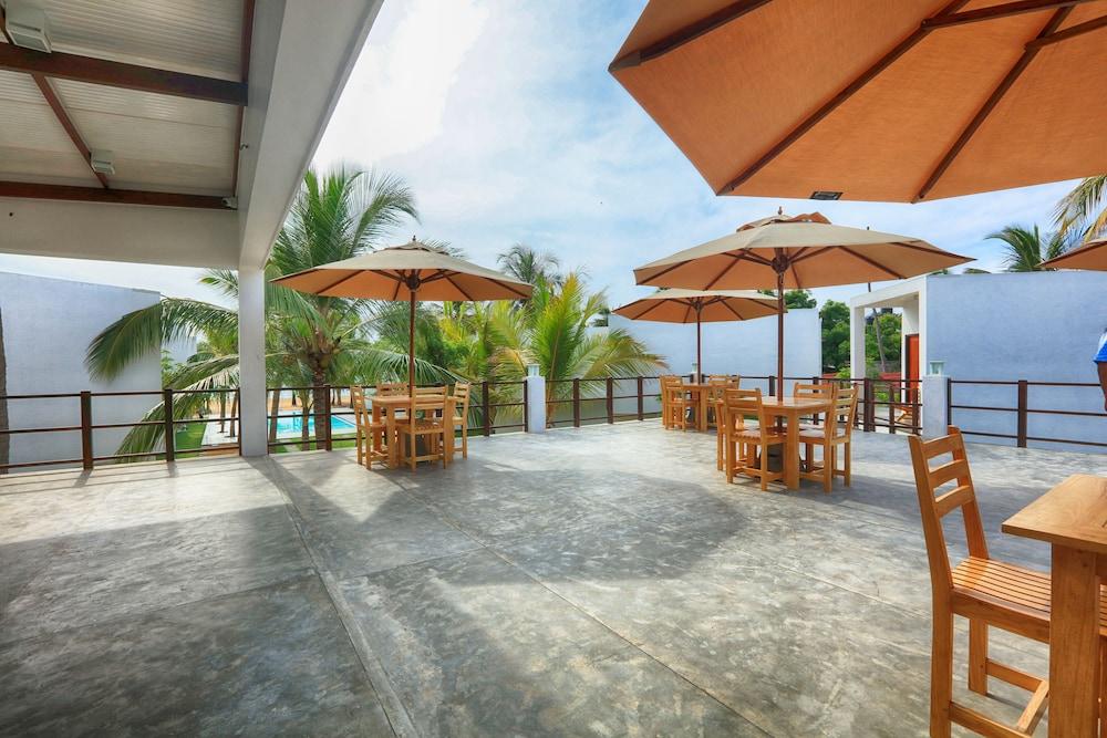 Hotel Arugambay Roccos à Baie d'Arugam Extérieur photo